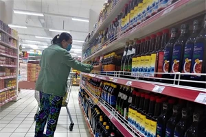 Người tiêu dùng mua nước mắm ở siêu thị. ẢNH: TÚ UYÊN