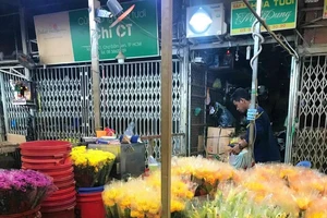 Trưa Tết Đoan Ngọ hoa tại chợ Đầm Sen vẫn còn tồn đến 20%. ẢNH: P.QUÍ 