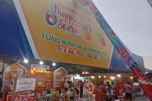 Nhộn nhịp khách tại Hội chợ Shopping Season- Tưng bừng mua sắm mùa hè 2022