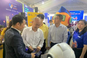 Hàng trăm mặt hàng giảm giá khủng tại phiên chợ không tiền mặt