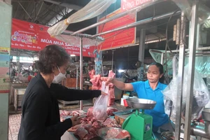 Giá heo hơi hạ nhiệt nhưng giá bán lẻ vẫn...'làm ngơ'