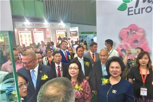 Lãnh đạo Cục công tác phía Nam, Sở Công Thương TP.HCM , Hội LTTP TP.HCM tham quan một gian hàng 