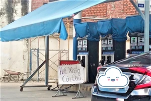 Khách ngậm ngùi vì một số cửa hàng vẫn... không bán xăng