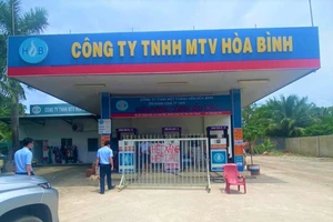 Cửa hàng ở Sóc Trăng thông báo hết xăng hết dầu. ẢNH: H.E