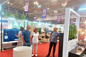 Khách hàng tham quan triển lãm