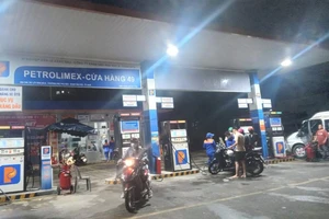 Người dân đổ xăng trong tối ngày 2-9