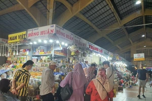 Khách Malaysia thích may đồ vest tại chợ đêm Bến Thành