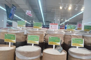 Gạo được bày bán ở siêu thị