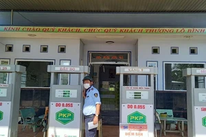 Dù hết xăng dầu để bán nhưng... buộc phải mở cửa