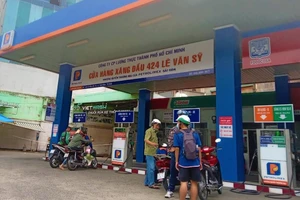 TP.HCM: Có cửa hàng xăng chỉ bán 50.000 đồng/xe máy