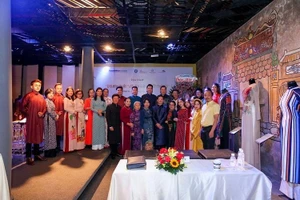 Khuyến khích nam doanh nhân mặc áo dài trong các dịp kí kết hợp tác