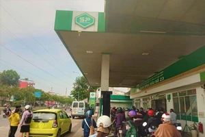 Người dân chờ đổ 30.000 đồng/xe máy, ô tô