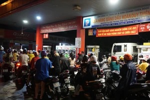 Cận cảnh người dân chờ cả tiếng để mua xăng đêm 9-10