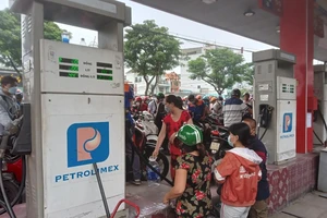 Người dân đem can, bình nước suối đi mua xăng dầu