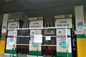 Cửa hàng trên Tỉnh lộ 10, quận Bình Tân thông báo hết xăng ngày 11-10