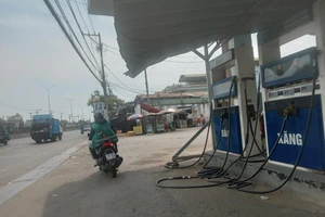 Cửa hàng xăng trên quốc lộ 1 A, quận Bình Tân hết xăng trưa ngày 18-10