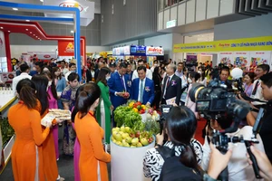 Lãnh đạo TP.HCM tham quan các gian hàng tại triển lãm