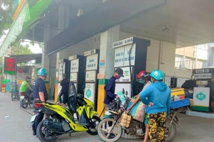 Người dân mua xăng cửa hàng quận Bình Tân
