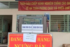 Cửa hàng xăng quận Tân Phú thông báo chờ nhập hàng trong sáng ngày 1-11