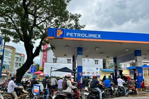 Người dân xếp hàng mua xăng tại cửa hàng trưa 15-11