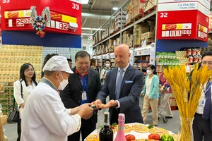 Ông Fabio De Cillis, Giám Đốc Thương Vụ Ý tại TP.HCM thưởng thức ẩm thực tại sự kiện