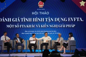 Các doanh nghiệp và cơ quan chức năng trao đổi tại hội thảo