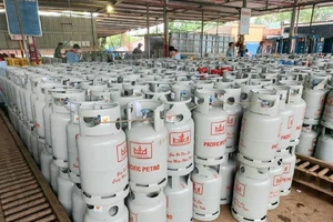 Giá gas tiếp tục tăng sốc thêm 14.000 đồng/bình 12kg