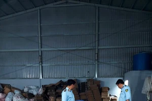 TP.HCM: Phát hiện 5 kho chứa hàng và xưởng sản xuất dầu gội giả