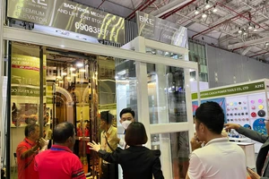 Dừng hoạt động 50% thang máy, tăng cường đi bộ.... để tiết kiệm điện