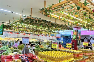 Các mặt hàng phục vụ Tết bày bán tại siêu thị 