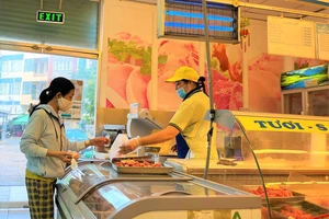 Người dân mua thịt heo ở siêu thị