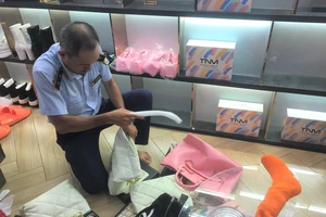Quản lý thị trường TP.HCM kiểm tra cửa hàng thời trang của Trang "nemo"