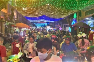 Người dân tấp nập đi chơi Giáng sinh, tranh thủ mua hàng giảm giá