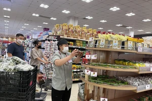 Siêu thị giảm giá sâu cận Tết, kéo dài thời gian mở cửa