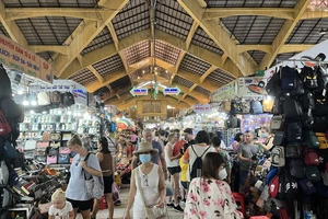 Nhộn nhịp mua hàng Tết tại chợ Bến Thành