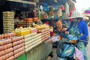 Giá hoa tết tăng gấp đôi, người dân nhộn nhịp mua trứng gà, trứng vịt