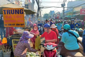 Kẹt xe vì chen nhau mua cá lóc nướng ngày vía Thần Tài