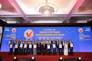 Lãnh đạo Thành phố tại lễ vinh danh trao chứng nhận hàng Việt Nam chất lượng cao 2023