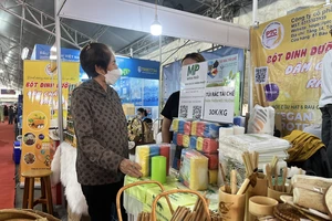 Túi rác tái chế thân thiện môi trường được quảng bá tại hội chợ. ẢNH: TÚ UYÊN