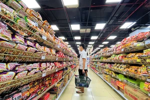 Nhiều siêu thị giảm giá mạnh để kích cầu 