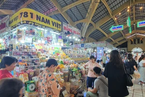 Lễ 30-4 và 1-5 chợ Bến Thành đón hơn 10.000 lượt khách đến tham quan mua sắm