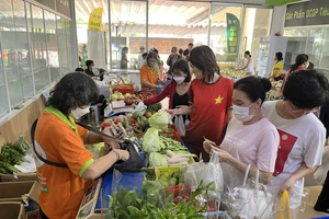 Ốc bưu gác bếp, gà ăn cỏ... hội tụ về phiên chợ Xanh-Tử tế ở TP.HCM 