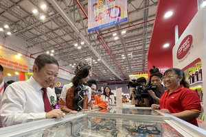 Lãnh đạo TP.HCM tham quan gian hàng tại triển lãm. ẢNH: TÚ UYÊN