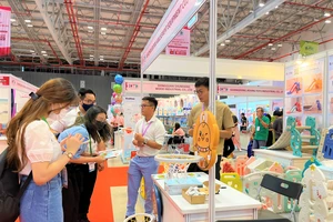 Khách tham quan gian hàng đồ chơi trẻ em. ẢNH: TÚ UYÊN