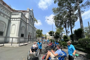 Du khách tham quan tại quận 5 TP.HCM. ẢNH: TÚ UYÊN