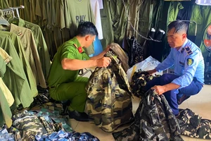 TP.HCM: Liên tiếp phát hiện quần, áo rằn ri 'nhiều không'