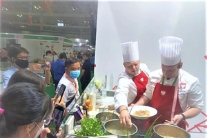 Triển lãm năm 2022 thu hút nhiều khách thưởng thức ẩm thực. ẢNH: TÚ UYÊN