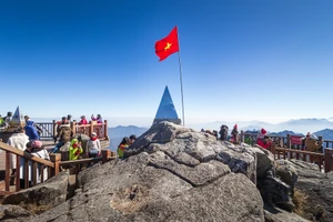 Du khách trên đỉnh Fansipan. ẢNH: Q.NGUYỄN