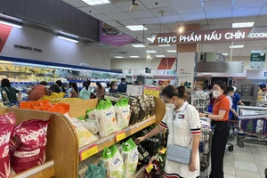 Người tiêu dùng mua gạo ở siêu thị. ẢNH: TÚ UYÊN