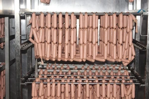 Nhà máy chế biến xúc xích. ẢNH: NHI NGUYỄN